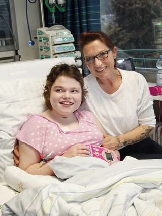 Mädchen und Mutter im Evangelischen Klinikum Bethel